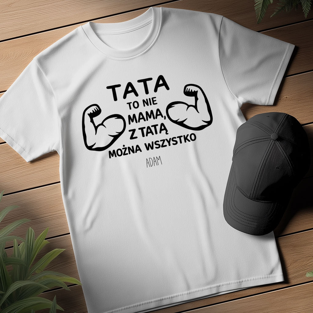 Koszulka Tata z imieniem – „Tata to nie mama, z tatą można wszystko” – prezent dla taty