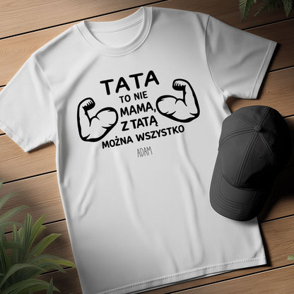 Koszulka Tata z imieniem – „Tata to nie mama, z tatą można wszystko” – prezent dla taty
