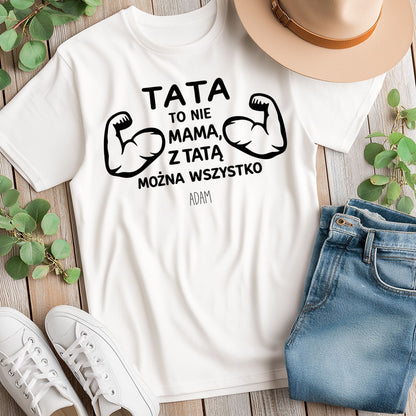 Koszulka Tata z imieniem – „Tata to nie mama, z tatą można wszystko” – prezent dla taty