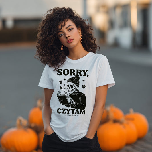 Koszulka „Sorry, Czytam” – szkieleton z książką i kawą, Unisex