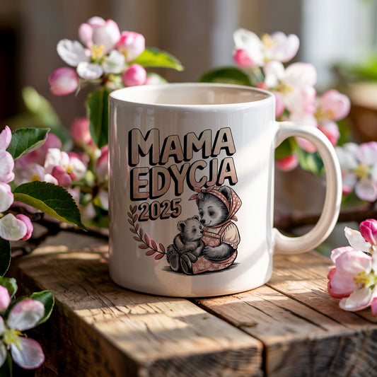 Kubek z napisem Mama Edycja 2025 – wyjątkowy prezent dla mamy z sercem i emocją