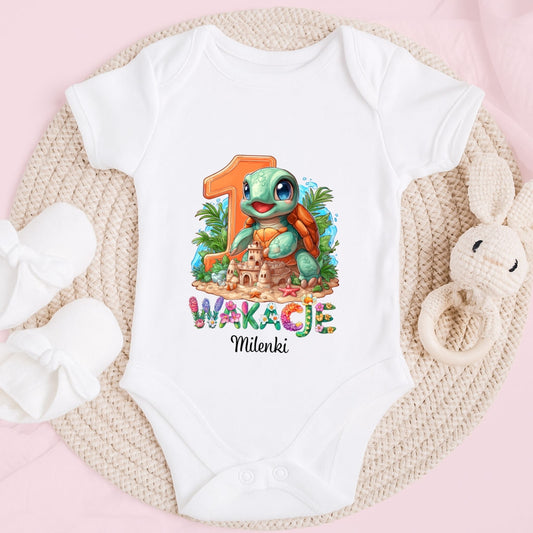 Personalizowane body dziecięce z nadrukiem żółwia, wakacyjnym motywem i imieniem dziecka, body na pierwsze wakacje