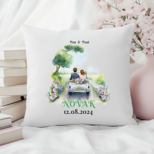 Personalizowana poduszka ślubna z parą w samochodzie, nazwiskiem Novak i datą ślubu 12.08.2024 – romantyczny prezent
